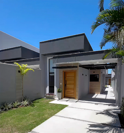 Casa moderna com fachada iluminada e jardim